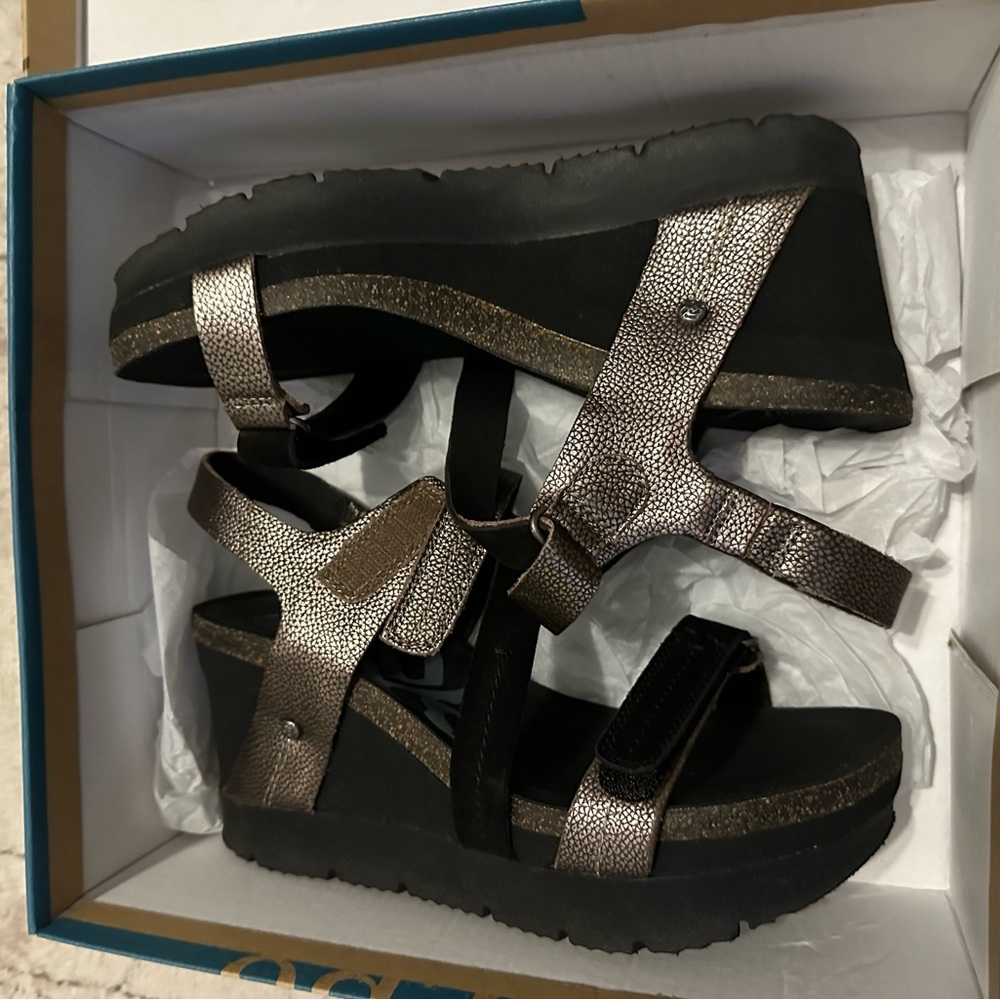 OTBT New in box Wavey Size 7.5